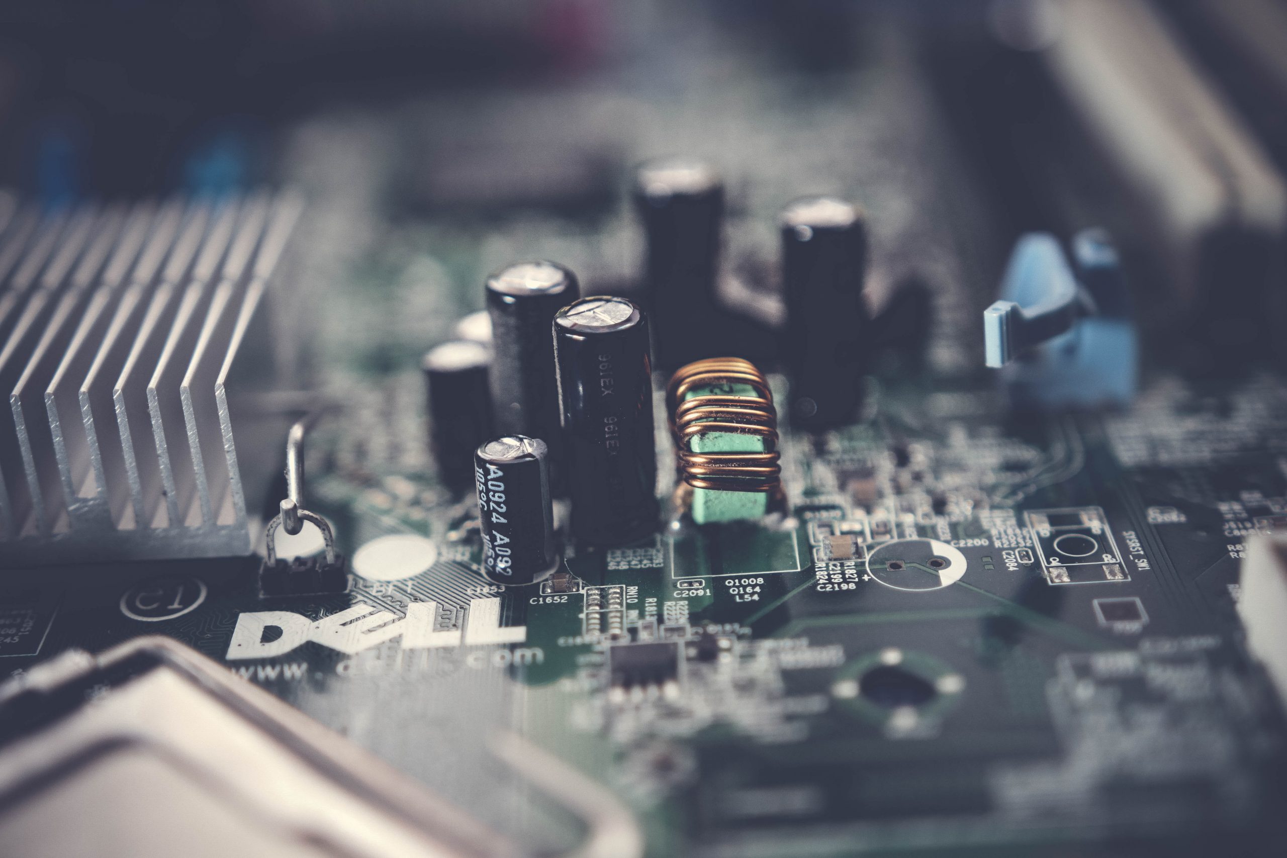 Photo by Pok Rie: https://www.pexels.com/photo/selective-focus-photo-of-dell-motherboard-1432669/ Mengapa System Integration Penting?
