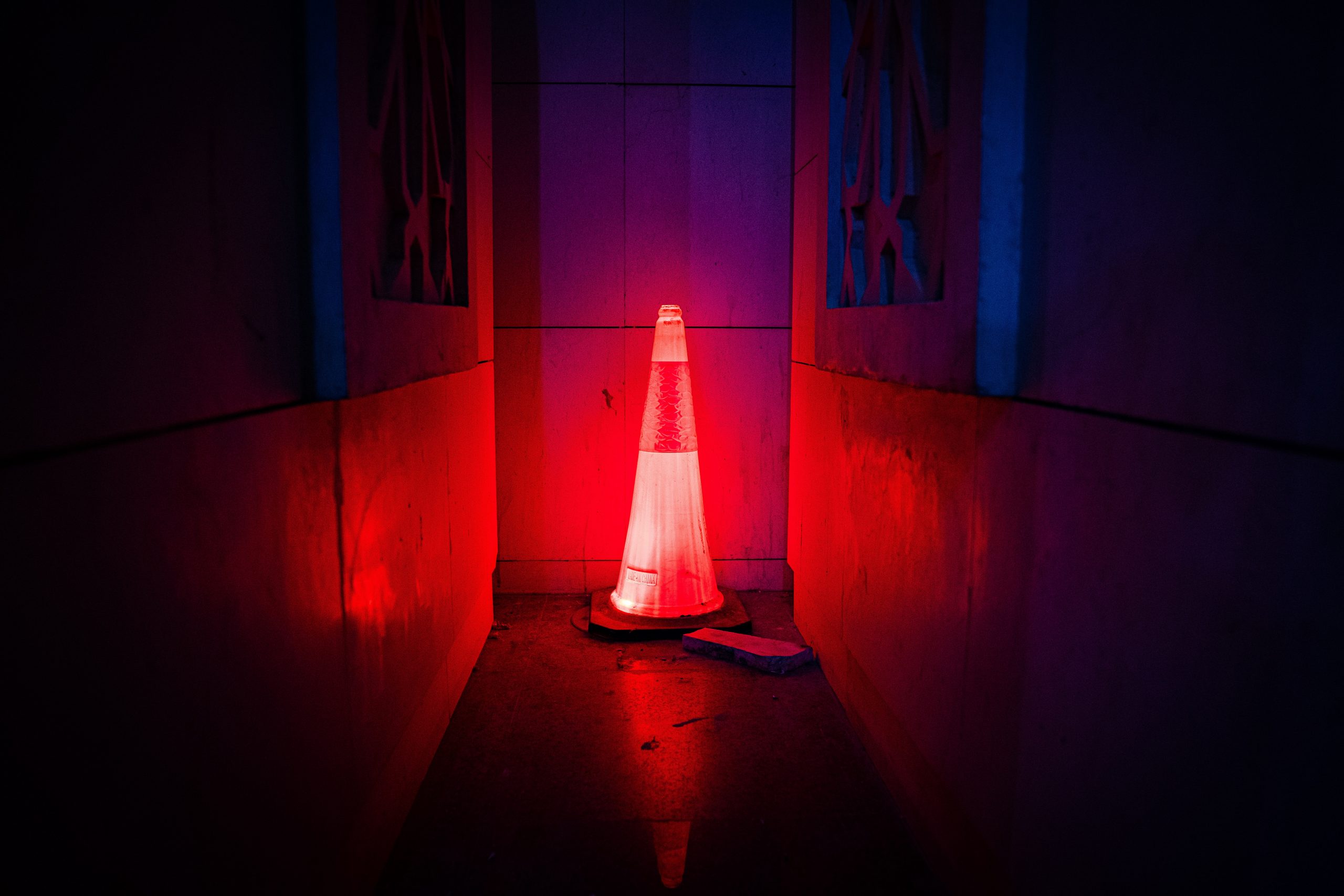 Photo by Redrec ©️: https://www.pexels.com/photo/red-led-traffic-cone-2743739/ Dampak Positif dan Tantangan